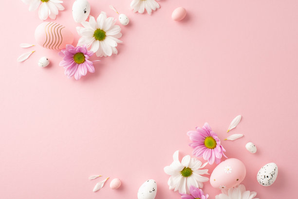 节日的春天风格的概念:顶部视图的照片充满活力的彩色鸡蛋和洋甘菊花在一个柔和的粉红色表面，令人愉快的空白空间的文字或广告图片下载