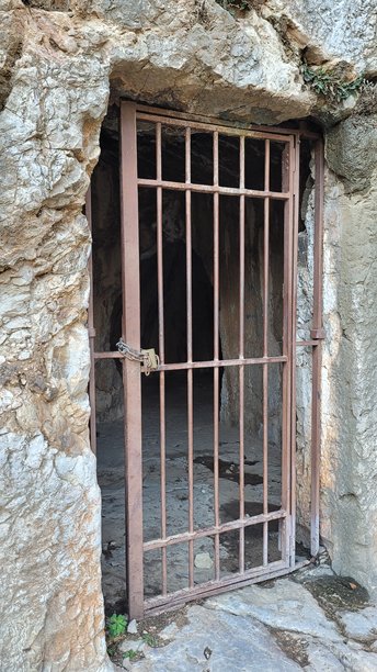 这张照片展示了一个洞穴或地下房间的入口。图片下载