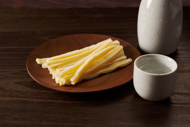 夹着熏鳕鱼的奶酪三明治是日本酒类小吃的图片图片下载