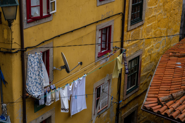 一栋黄色建筑与红色窗户的照片图片下载