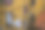 一栋黄色建筑与红色窗户的照片图片下载