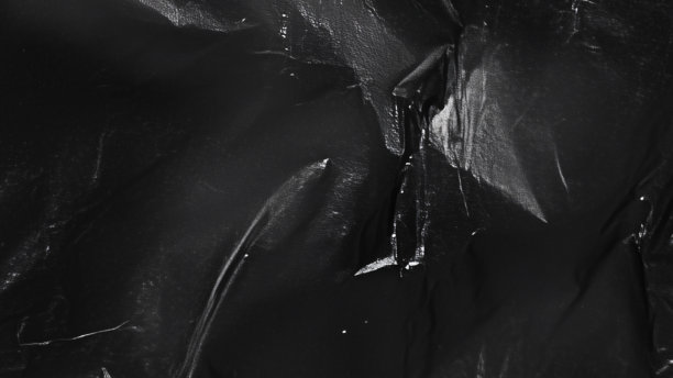 黑色透明塑料薄膜纹理叠加背景。用于海报设计和照片叠加效果的真实塑料。皱褶塑料表面图案，适用于图形设计素材和元素模型。图片下载