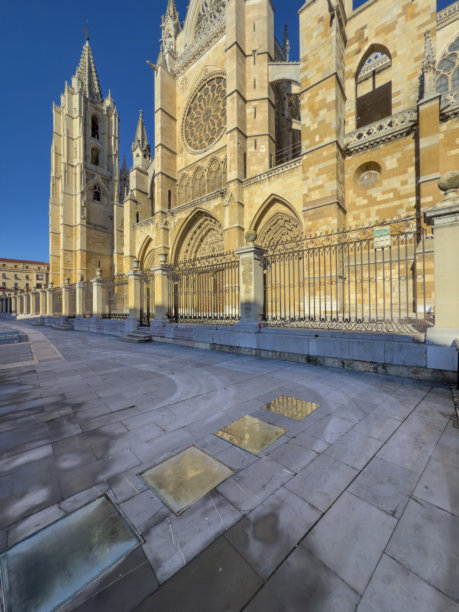 莱昂大教堂的哥特式外立面，莱昂 - 股票照片图片下载