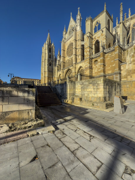 莱昂大教堂的哥特式外立面，莱昂 - 股票照片图片下载