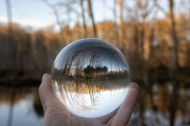 关注自然和气候的保护，水晶球内反射出北欧自然风光的库存照片。图片下载