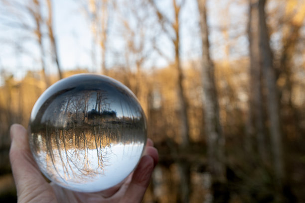 关注自然和气候的保护，水晶球内反射出北欧自然风光的静态照片。图片下载