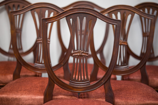 优雅雕刻的盾牌设计在木椅背面。非常适合代表经典家具的图片。图片下载