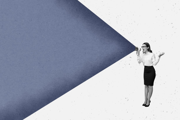 创意拼贴图，年轻女商人站在大声公旁，宣布、指责，背景是愤怒的老板的插画。图片下载