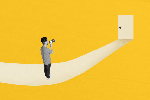 照片拼贴：站立的男人手持扬声器宣布逃生路线，救援进入门口，出口路径，超现实的想象，黄色背景。图片下载