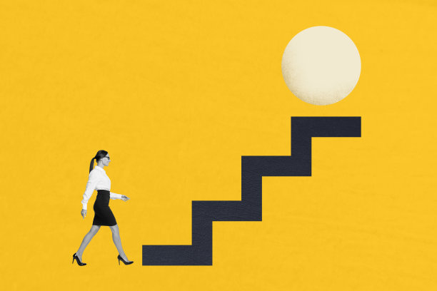 创意照片拼贴，年轻而执着的女性朝着梦想前进，攀登楼梯，达到目标目的地，背景为黄色。图片下载