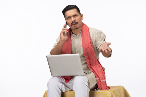 年轻农民在白色背景下使用笔记本电脑的库存照片图片下载