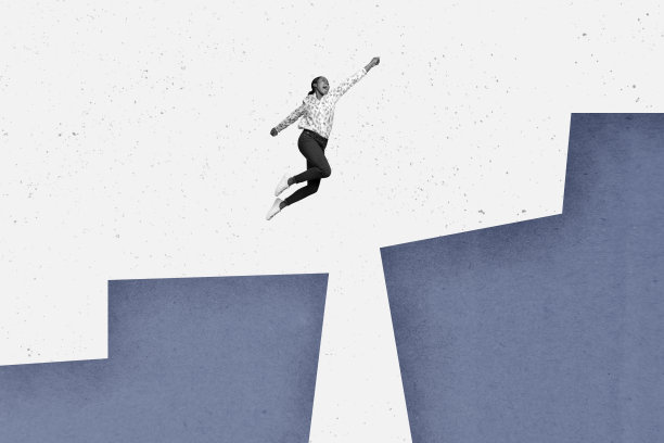 创意图片拼贴，飞翔的年轻女孩兴奋地克服深渊障碍，激励自己达到目标，白色背景。图片下载
