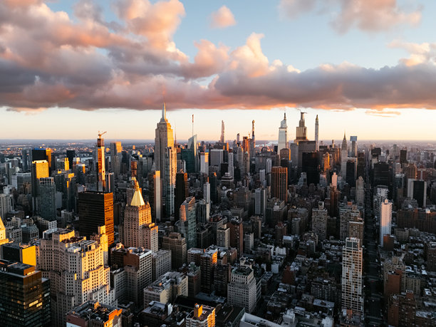 日出时分，云层之上俯瞰曼哈顿市中心的航拍照片。美国纽约。图片下载