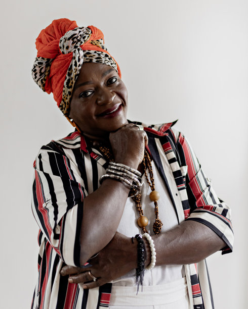 在家中拍摄母亲节照片的美丽快乐的成熟的女性肖像。微笑的非洲女性穿着色彩斑斓的非洲服装庆祝母亲节。图片下载