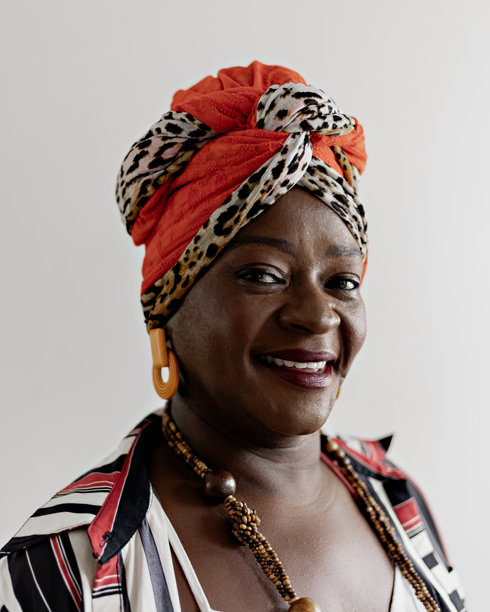 在家中拍摄母亲节照片的美丽快乐的成熟的女性肖像。微笑的非洲女性穿着色彩斑斓的非洲服装庆祝母亲节。图片下载