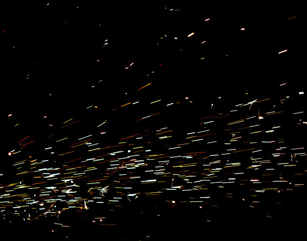 一张黑白照片，展示了星空和许多光线轨迹。图片下载