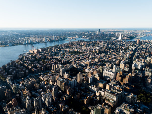 日出时分，云层之上俯瞰曼哈顿市中心的航拍照片。美国纽约。图片下载