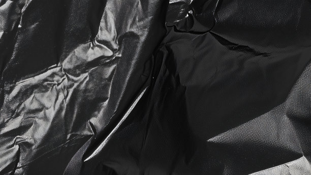 黑色透明塑料薄膜纹理叠加背景。用于海报设计和照片叠加效果的逼真塑料。皱纹塑料表面图案，适用于图形设计素材和元素模型。图片下载