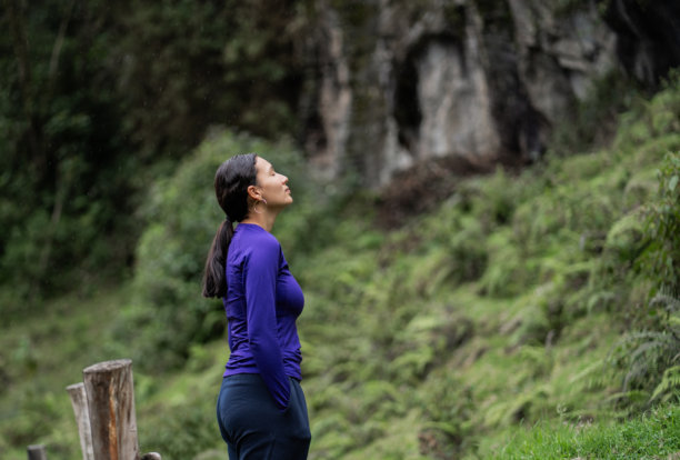 森林中的女人 - 股票照片图片下载