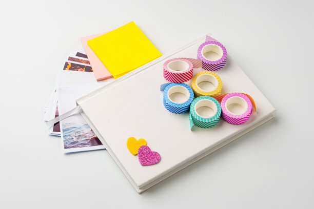 创意工作空间，背景简单，明亮的环境中有五彩斑斓的和纸胶带和照片打印。图片下载
