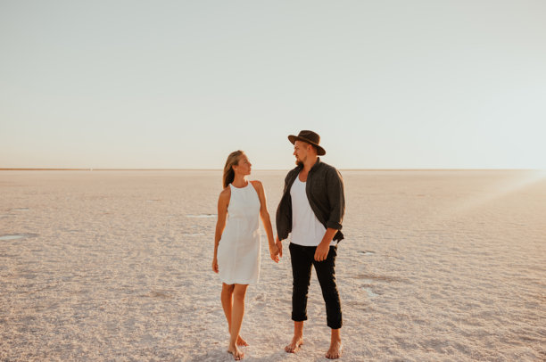 粉色的勒穆里亚湖，年轻情侣浪漫的拍摄照片图片下载