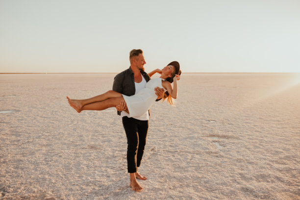 粉色的勒穆里亚湖，年轻情侣浪漫的拍摄照片图片下载