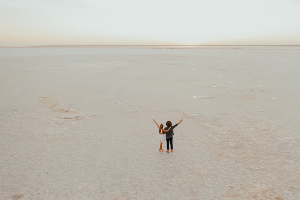 粉色的勒穆里亚湖，年轻情侣浪漫的拍摄照片图片下载