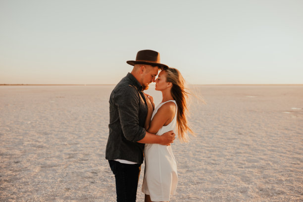 粉色的勒穆里亚湖，年轻情侣浪漫的拍摄照片图片下载