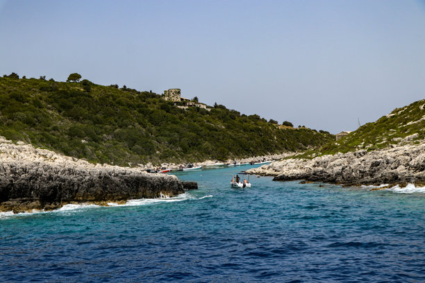 照片展示了一个海湾，海湾里停着船只，停车场里也停着船。图片下载