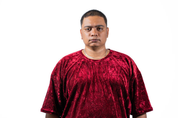 男人正面肖像，注视着镜头，背景柔和 - 股票照片图片下载