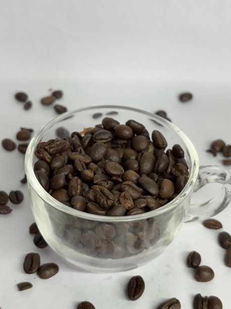 白色背景上的玻璃杯装满生咖啡豆 - 极简咖啡概念 - 库存图片图片下载