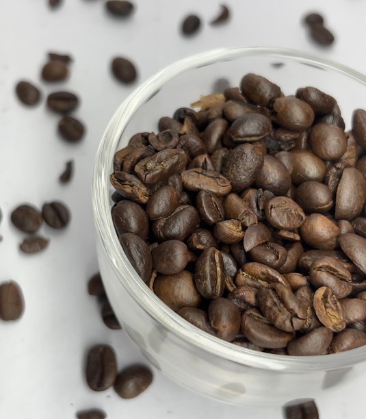 白色背景上的玻璃杯装满生咖啡豆 - 极简咖啡概念 - 库存图片图片下载