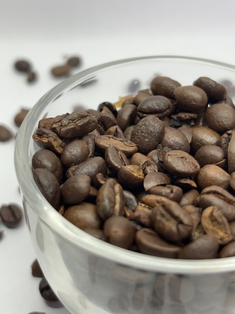 白色背景上的玻璃杯装满生咖啡豆 - 极简咖啡概念 - 库存图片图片下载