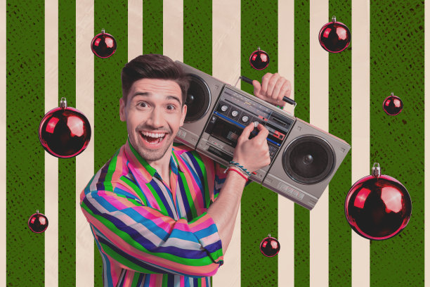 无忧无虑的派对年轻男孩微笑着，手持音响，周围是圣诞球玩具装饰的拼贴艺术照片模板草图图片下载