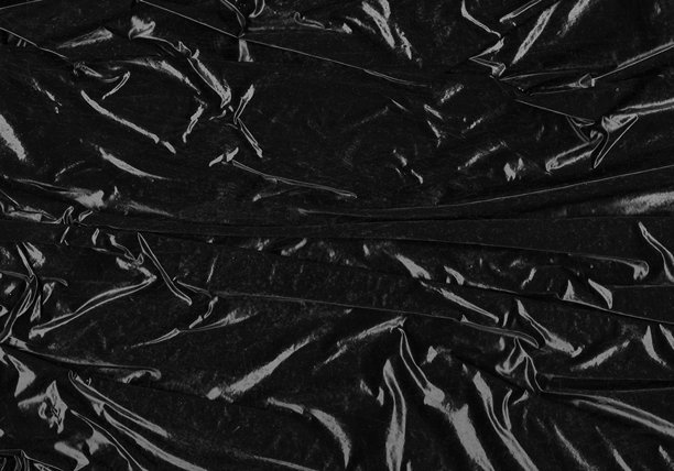 黑色透明塑料薄膜纹理叠加背景。用于海报设计和照片叠加效果的逼真塑料。皱纹纸表面图案，适用于图形设计素材和元素模型。图片下载