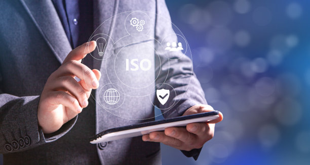 国际标准化组织。商人点击屏幕，手持平板电脑。图片下载