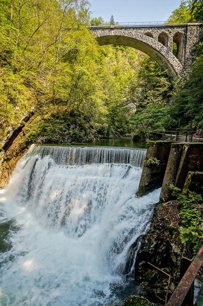 森林中的瀑布，数字照片作为背景，拍摄于斯洛文尼亚的布莱德湖地区，欧洲图片下载