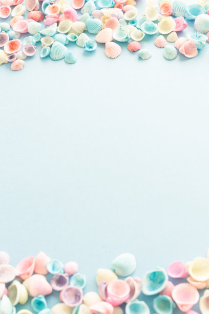 淡蓝色背景上的粉彩色海螺。可爱的夏季背景素材，留有空白空间。图片下载