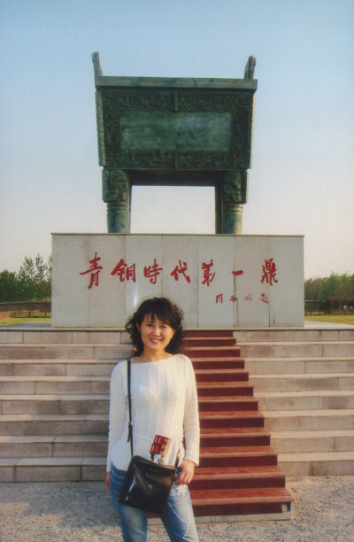 历史公园中的中国女性游客，真实生活的老照片图片下载