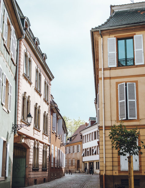 迷人的照片展示了法国科尔马的一条住宅街，捕捉了这个迷人阿尔萨斯小镇的如画美景。图片下载