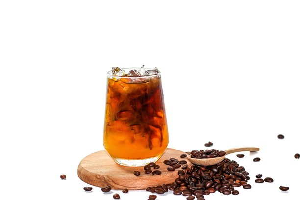 美式冰咖啡与橙汁混合的图片，白色背景上玻璃杯周围散落着咖啡豆，突出孤立概念。图片下载