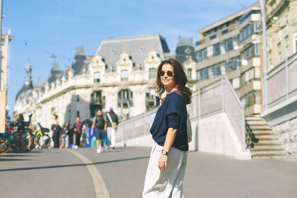 快乐的女性在街道上摆姿势的户外肖像，城市生活，照片拍摄于瑞士沃州洛桑的圣弗朗索瓦广场图片下载