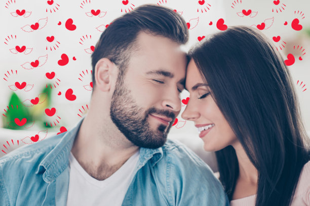 我会永远爱你，你是我唯一的选择！特写照片中，两位真诚而充满感情的男士和女士穿着休闲牛仔服，彼此额头相触。图片下载