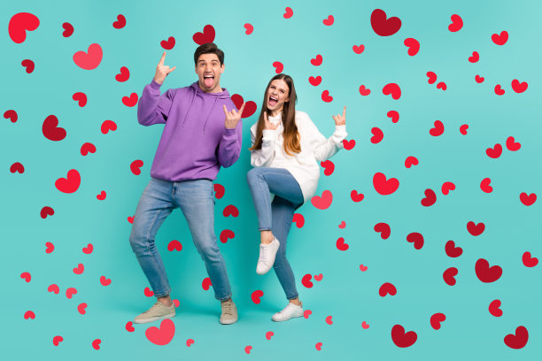 好朋友们在蓝色背景下嬉戏，做出摇滚手势，表现出无礼的孩子气行为的全身照片图片下载