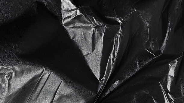 黑色透明塑料薄膜纹理叠加背景。用于海报设计和照片叠加效果的逼真塑料。皱褶塑料表面图案，适用于图形设计素材和元素模型。图片下载