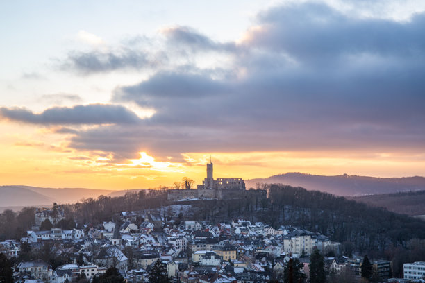 冬季日落时的科尼希斯坦城堡遗址。德国黑森州科尼希斯坦的风景照片。图片下载