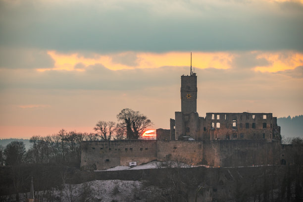 冬季日落时的科尼希斯坦城堡遗址。德国黑森州科尼希斯坦的风景照片。图片下载