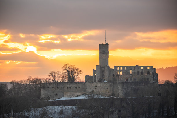 冬季日落时的科尼希斯坦城堡遗址。德国黑森州科尼希斯坦的风景照片。图片下载