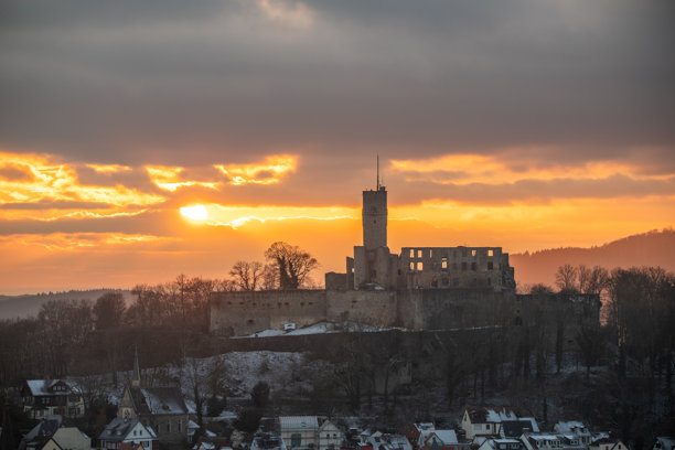 冬季日落时的科尼希斯坦城堡遗址。德国黑森州科尼希斯坦的风景照片。图片下载