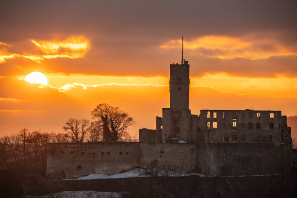 冬季日落时的科尼希斯坦城堡遗址。德国黑森州科尼希斯坦的风景照片。图片下载